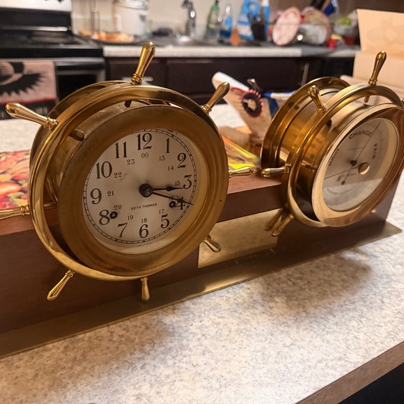 SETH THOMAS AMERICAN BRASS 'HELMSMAN' SHIP'S WHEEL CLOCK AND BAROMETER, CLOCK CO - Picture 2 of 4